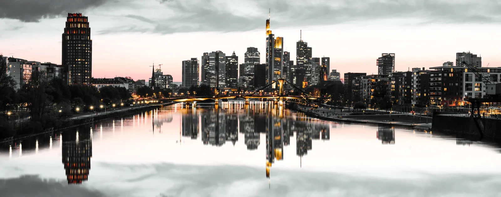 Fototapeta Frankfurt po zachodzie słońca — powiększenie wzoru