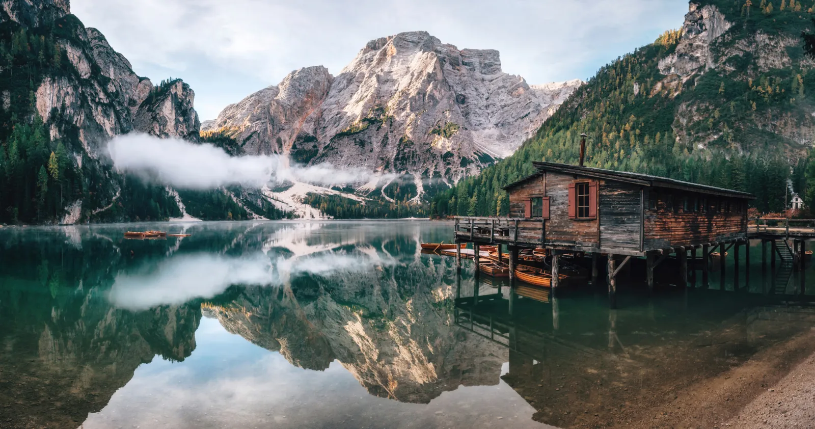 Fototapeta Chata nad jeziorem w Dolomitach — powiększenie wzoru