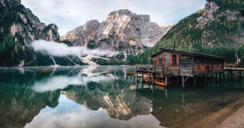 Fototapeta Chata nad jeziorem w Dolomitach
