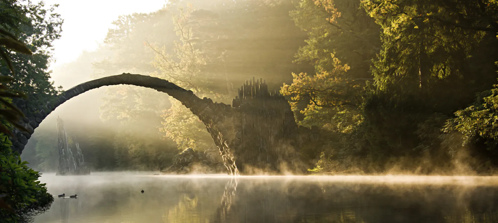 Fototapeta Okrągły most we mgle — powiększenie wzoru