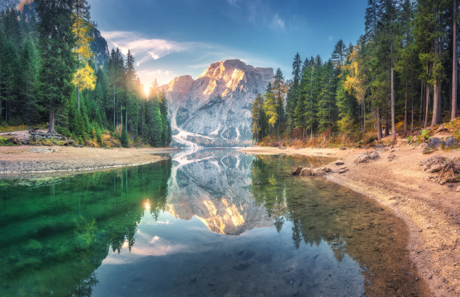 Fototapeta Niesamowite jezioro o wschodzie słońca jesienią w Dolomitach — powiększenie wzoru